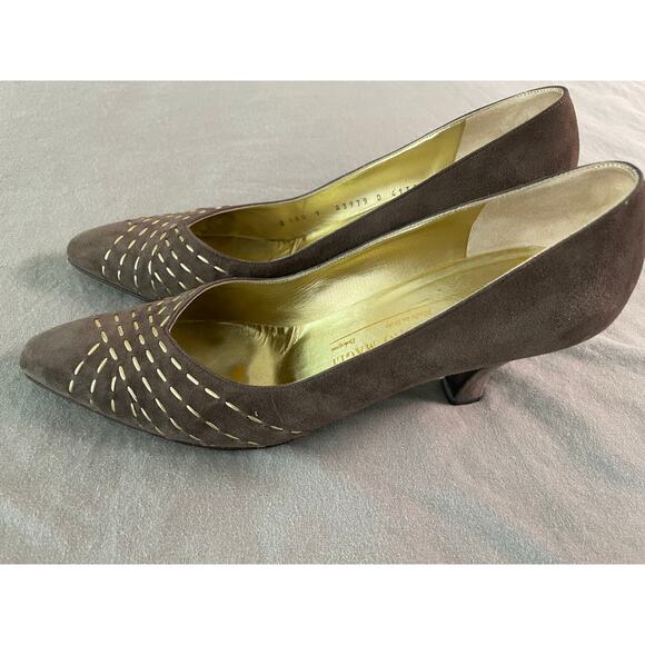 Vtg. Bruno Magli Made in Italy Sueded Tan Heels with Gold Dash detailing  SZ 9 - Picture 7 of 11
